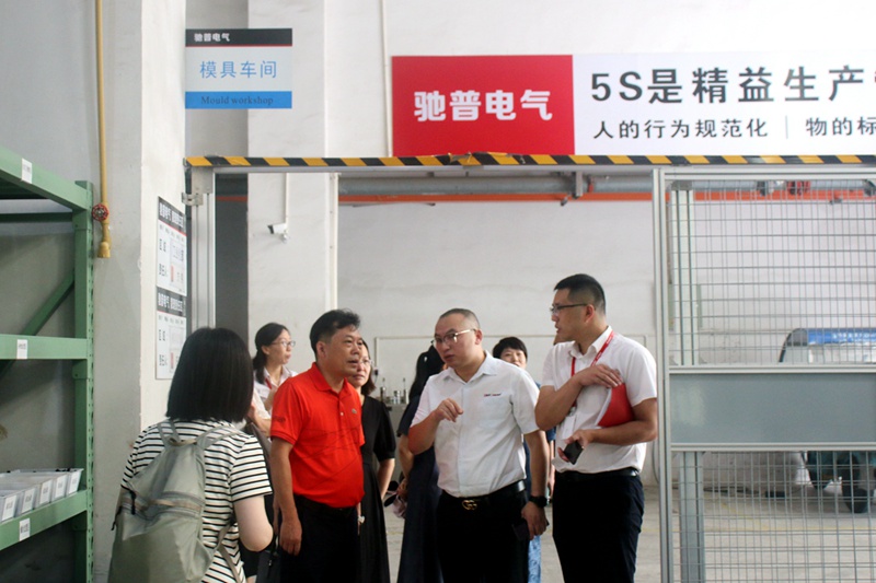 聯(lián)動(dòng)校企間，合作開生面丨南華大學(xué)語(yǔ)言文學(xué)學(xué)院黨委書記龍志堅(jiān)一行造訪集團(tuán)公司